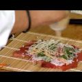 Sushi maken met verse tonijn en rijst