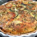 Zomerse gegrilde aubergine-courgette taart