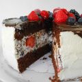 Chocolade-slagroomtaart met bessen