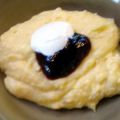 Polenta pap met crème fraîche en bramenjam