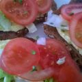 Brood met 'kikkererwten mayonaise' tomaat en sla