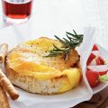 Camembert uit de oven met rozemarijn