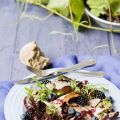 Salade met eend en zwartebessendressing.