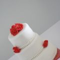 Witte Taart met Rode Rozen
