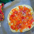 Plaattaart van speltmeel met tomaatjes, paprika[...]