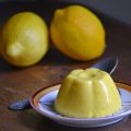 Zelfgemaakte pudding met kwark en citroen