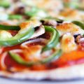 Pizza met salami, paprika, champignons en ui