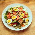 Salade met gerookte zalm en een gekookt eitje