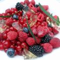 Roodfruitsalade en gelei van verbena