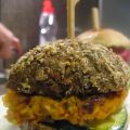 Zoete aardappelburger met courgette en halloumi
