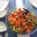 Griekse salade met tzaziki