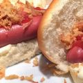 Vette hap: Broodje hotdog met mayo, curry en[...]