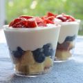 Trifle met aardbeien, bosbessen en romige[...]