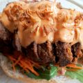 Broodje bal (van oma) met chili-sambal-mayo