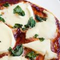 Vega: Pizza met mozzarella, tomaat en basilicum