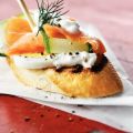 Stokjesbrood gerookte zalm, ei en komkommer