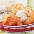 Gebakken appel en appelchips met ijs