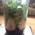 Smoothie met bosvruchten, banaan en andijvie