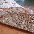 Zuurdesembrood met hazelnoten
