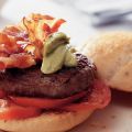 Hamburger met spek, avocadodip en tomaat