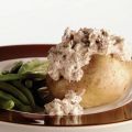 Met romige tonijn gevulde aardappel