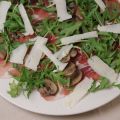 Gemarineerde champignons met rauwe ham, rucola[...]