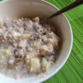 Havermoutpap met appel, kaneel en rozijnen