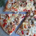 Tonijnpizza met roomkaas, dille en ui