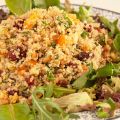 Salade van quinoa, gedroogde vruchten, noten en[...]
