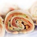 Frisse wraps met gerookte zalm en komkommer