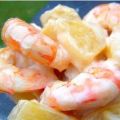 Salade van verse ananas en garnalen