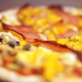 Pizza met groentes en ham
