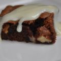 Brownies met walnoten en witte chocoladesaus
