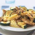 Pasta met kip, courgette en champignons