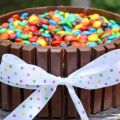 m&m`s en kitkat taart