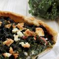 Boerenkooltaart met feta en gerookte spekreepjes