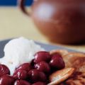 Poffertjes met roomijs en warme kersensaus