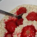 Havermoutpap met diepvries aardbeien