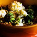 Bloemkool-broccolisalade met crumble