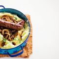 Braadworst met uien-stroopjus