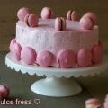 Macarons taart met aardbeien swiss meringue