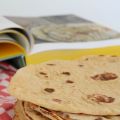 In de pan gebakken platbrood met yoghurt