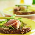Sandwich met groene aspergetips en mosterdcrÃ¨me