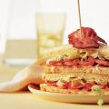 Amerikaanse BLT-sandwich met reepjes ijsbergsla