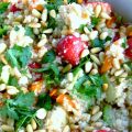 Salade van speltcouscous en aardbeien