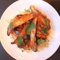 Geroosterde aubergine met chili-pindadressing