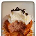 Cupcake bramen met een toef van slagroom