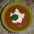 Vegetarische linzensoep met tomaat en chilipeper