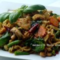 Thaise roerbak noedels met kip en basilicum/[...]