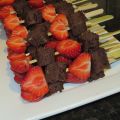 Spiesjes met aardbei en brownie met courgette.[...]